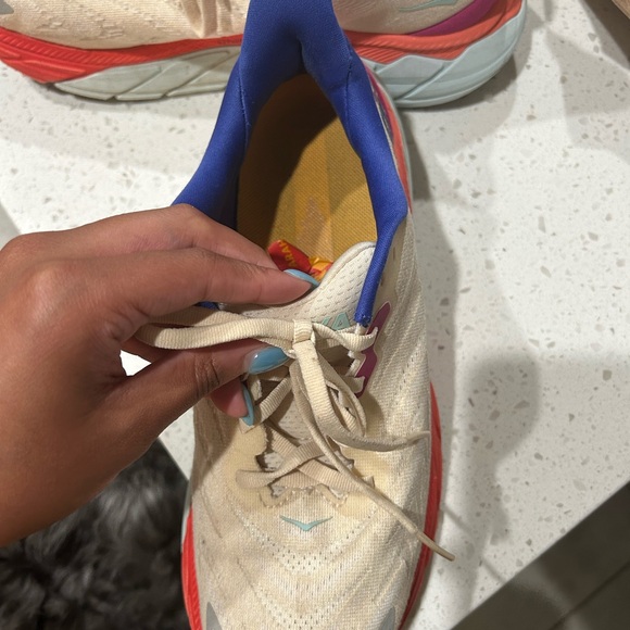 Hokas - Picture 3 of 9